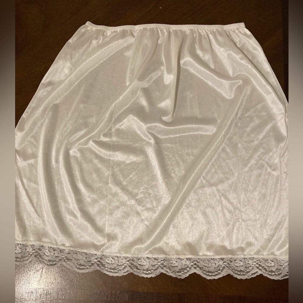 Vintage 1960-70’s Ladies Size 36-38 Int. Ladies Garment Workers Union Half Slip